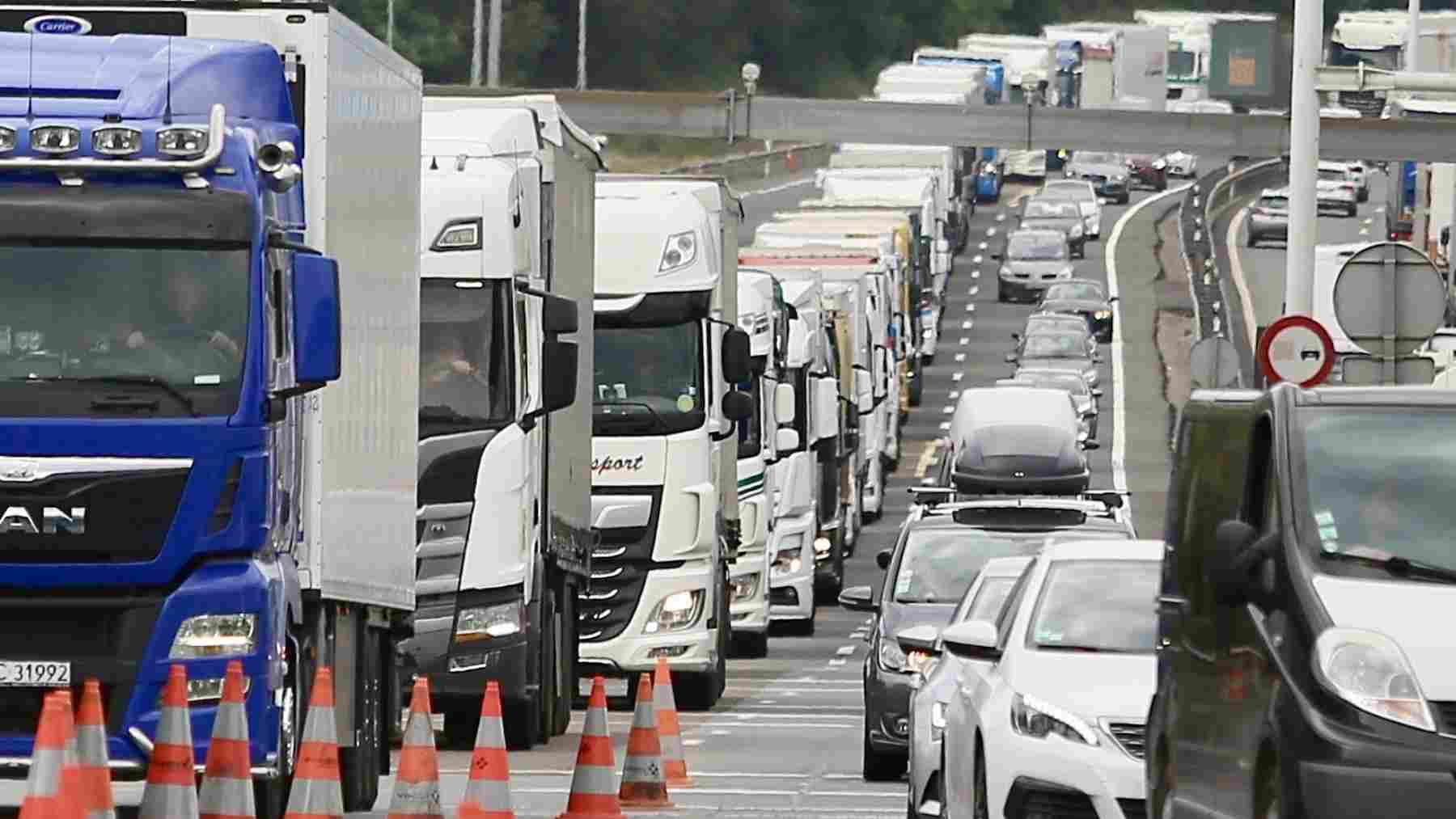 Cierran a los camiones la frontera con Francia en Irún: cientos de vehículos circulan por Navarra hacia la zona
