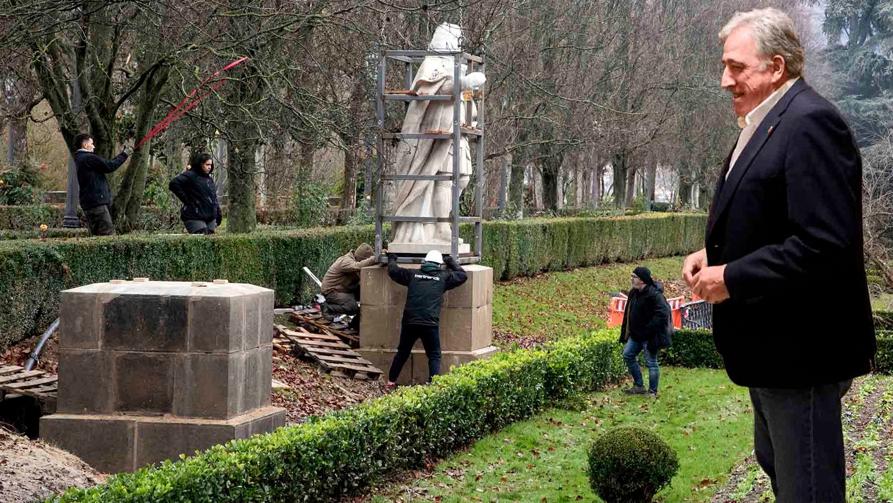 Asiron culmina el destierro de los Reyes de Navarra: las tres primeras estatuas ya están en la Taconera