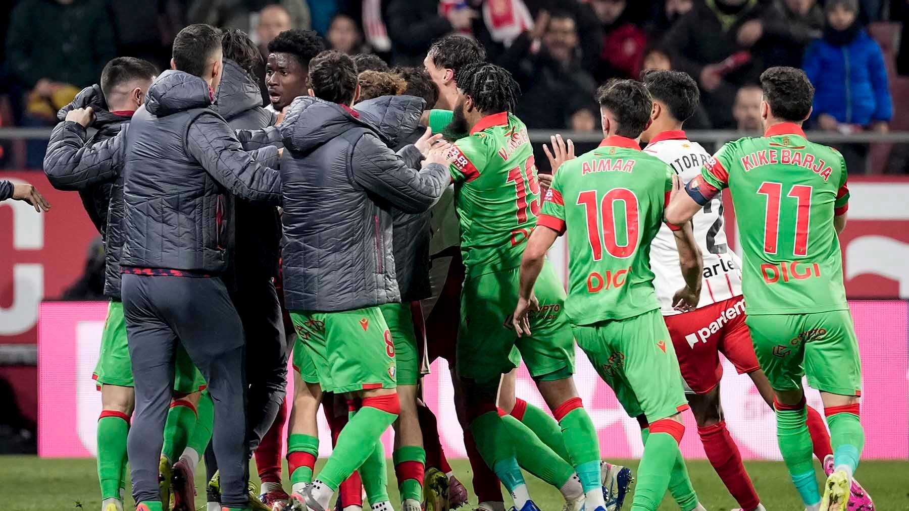 La espectacular tángana final entre los jugadores de Osasuna y Girona en el estadio de Montilivi