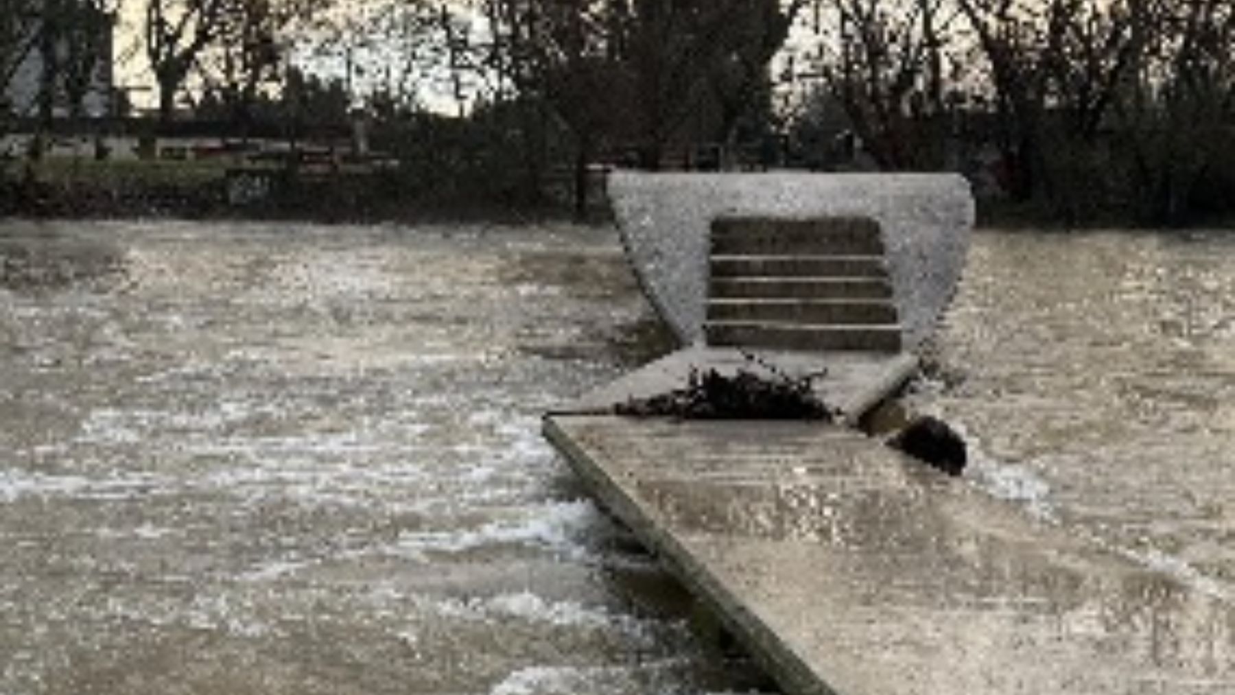 Alerta en Pamplona: cierran las pasarelas del Club Natación por la crecida del Arga