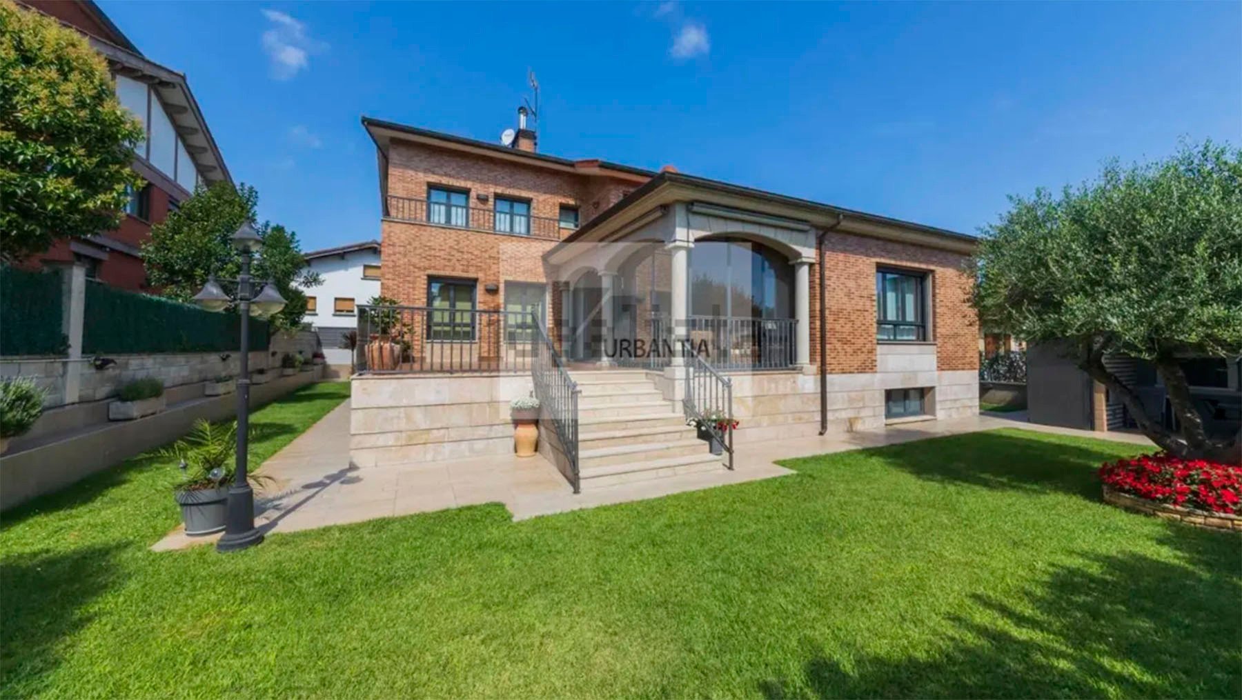 La casa que se vende en un pueblo muy cerca de Pamplona y conquista con una acogedora bodega