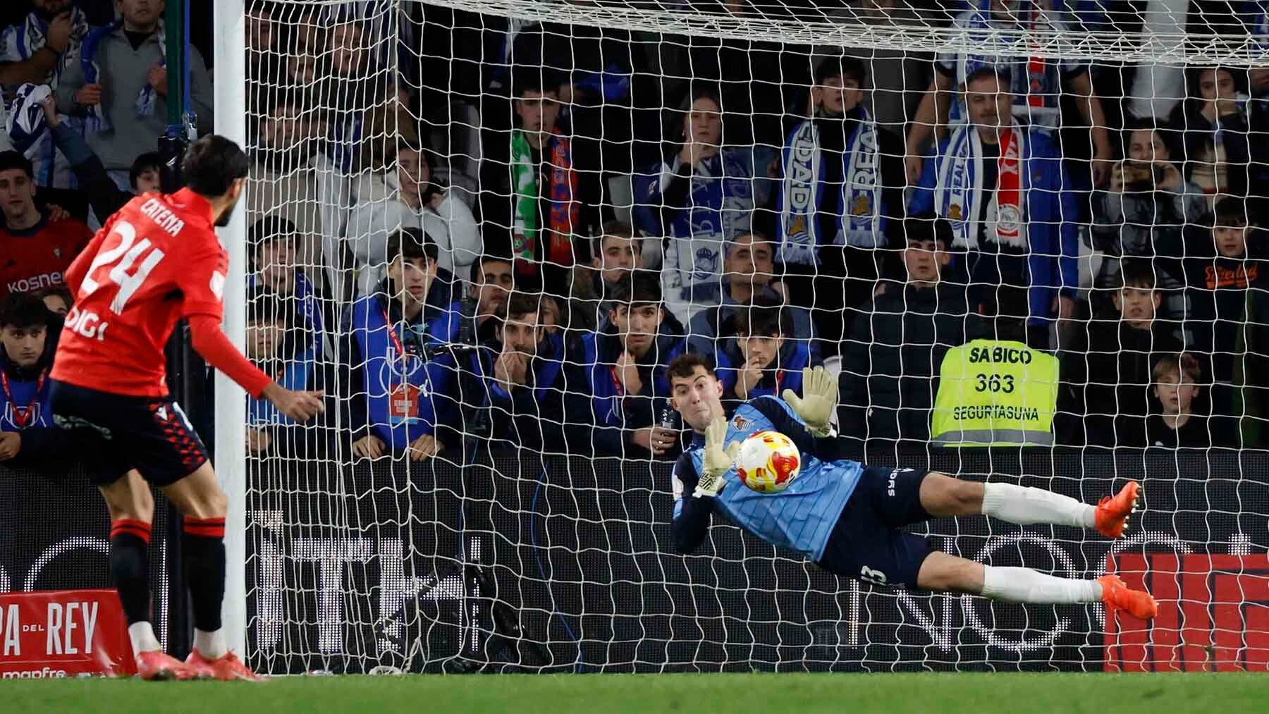 El guardameta de la Real Sociedad, Unai Marrero, detiene el &uacute;ltimo penalti lanzado por el defensa de Osasuna, Alejandro Catena, dando el pase del equipo donostiarra a la siguiente fase de la final de la Copa del Rey, tras el encuentro que han disputado hoy martes en el estadio de Anoeta, en San Sebasti&aacute;n. EFE / Javier Etxezarreta.
