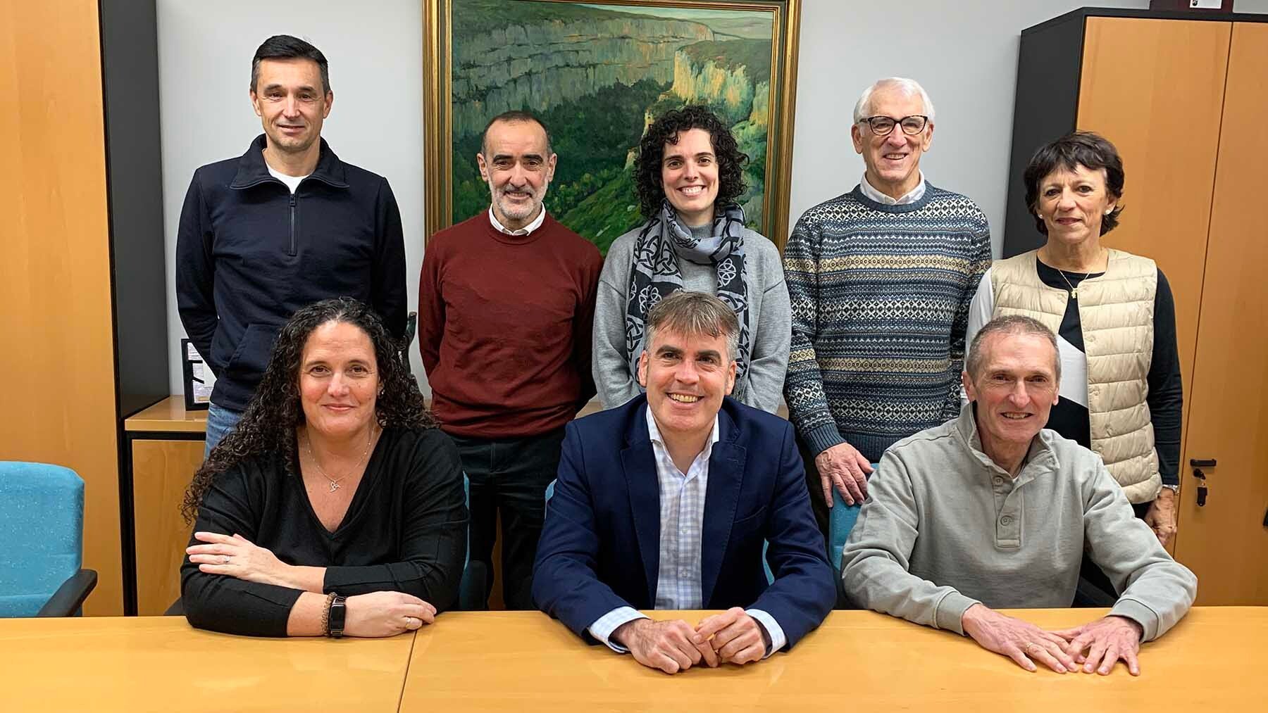 Los ocho componentes de la nueva junta directiva del club Oberena en Pamplona. Navarra.com