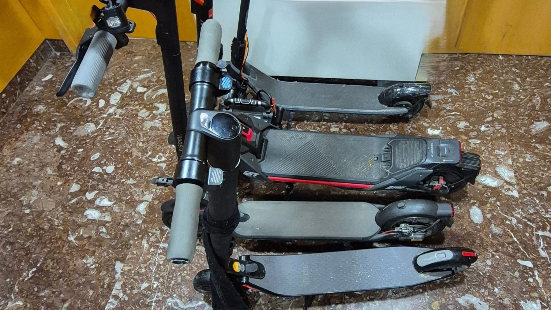 La policía accede a una bajera en Pamplona por quejas vecinales y se encuentra con un arsenal de patinetes robados