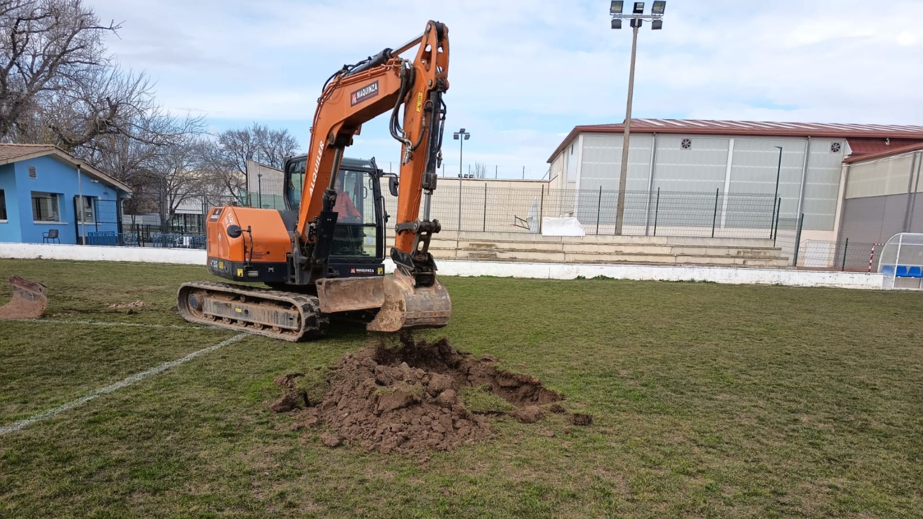 Un pueblo de Navarra empieza las obras para poner césped artificial en su campo de fútbol