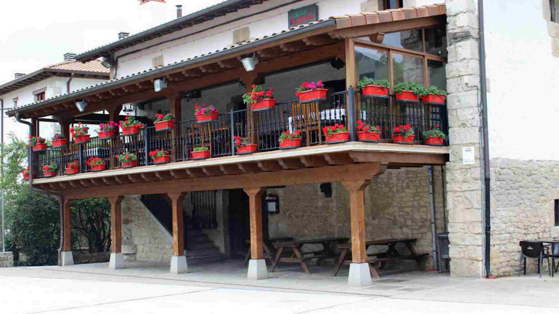 La brasa que se huele al llegar: la mítica posada a un paso de Pamplona que estrena menús de sidrería y asador