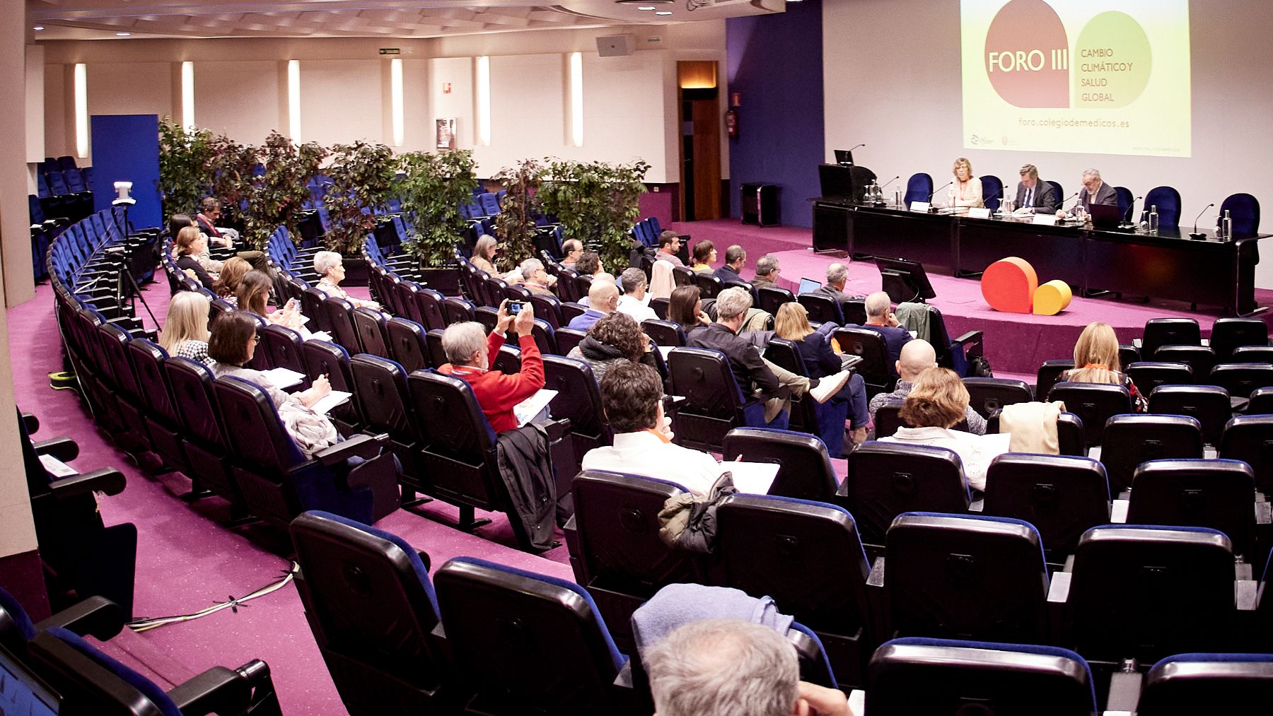 El Colegio de Médicos de Navarra impulsa un foro con expertos para debatir los grandes retos de la sanidad
