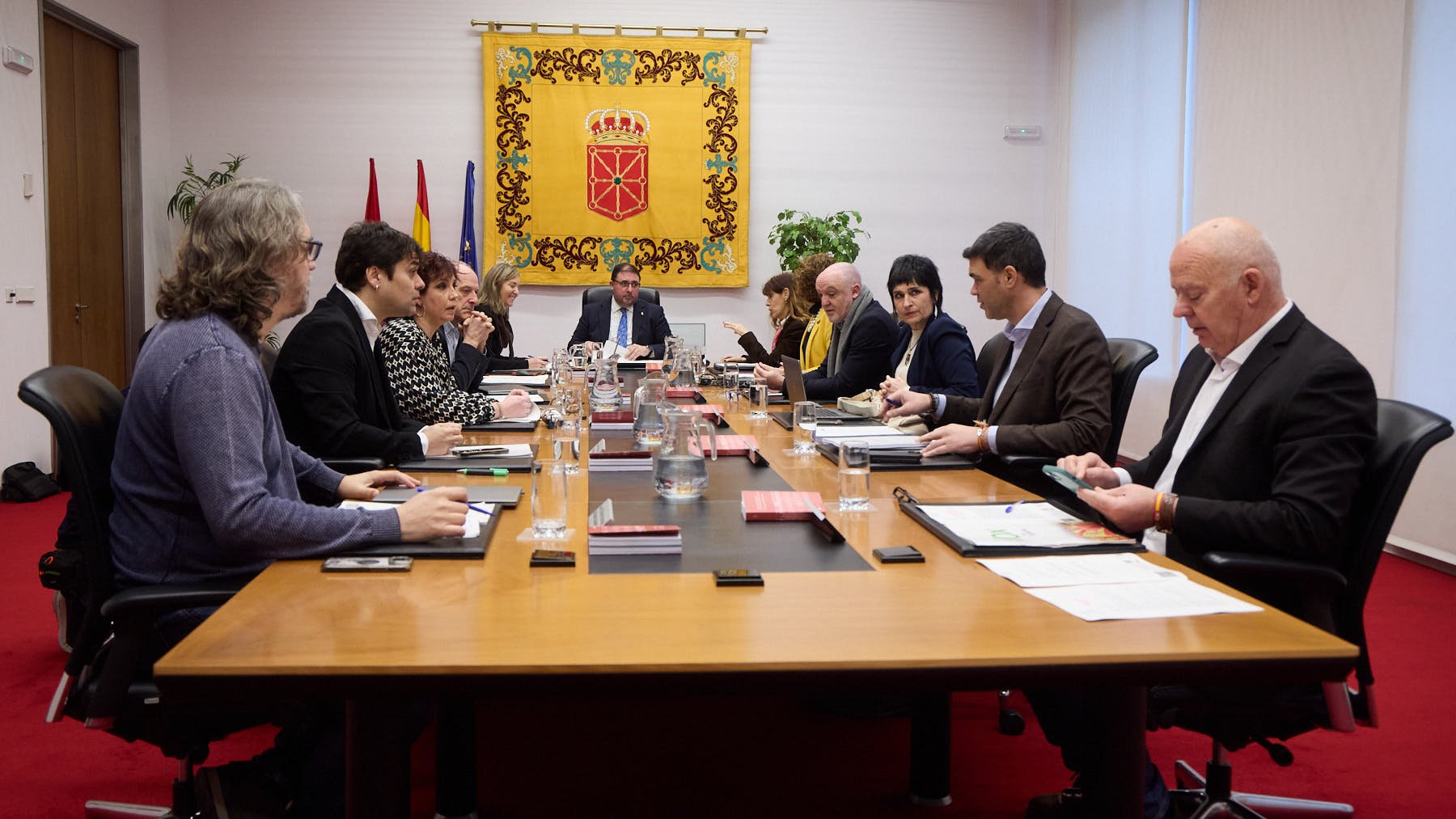 Bildu rechaza condenar a ETA en la conmemoración del Parlamento de Navarra a los desplazados por la banda terrorista