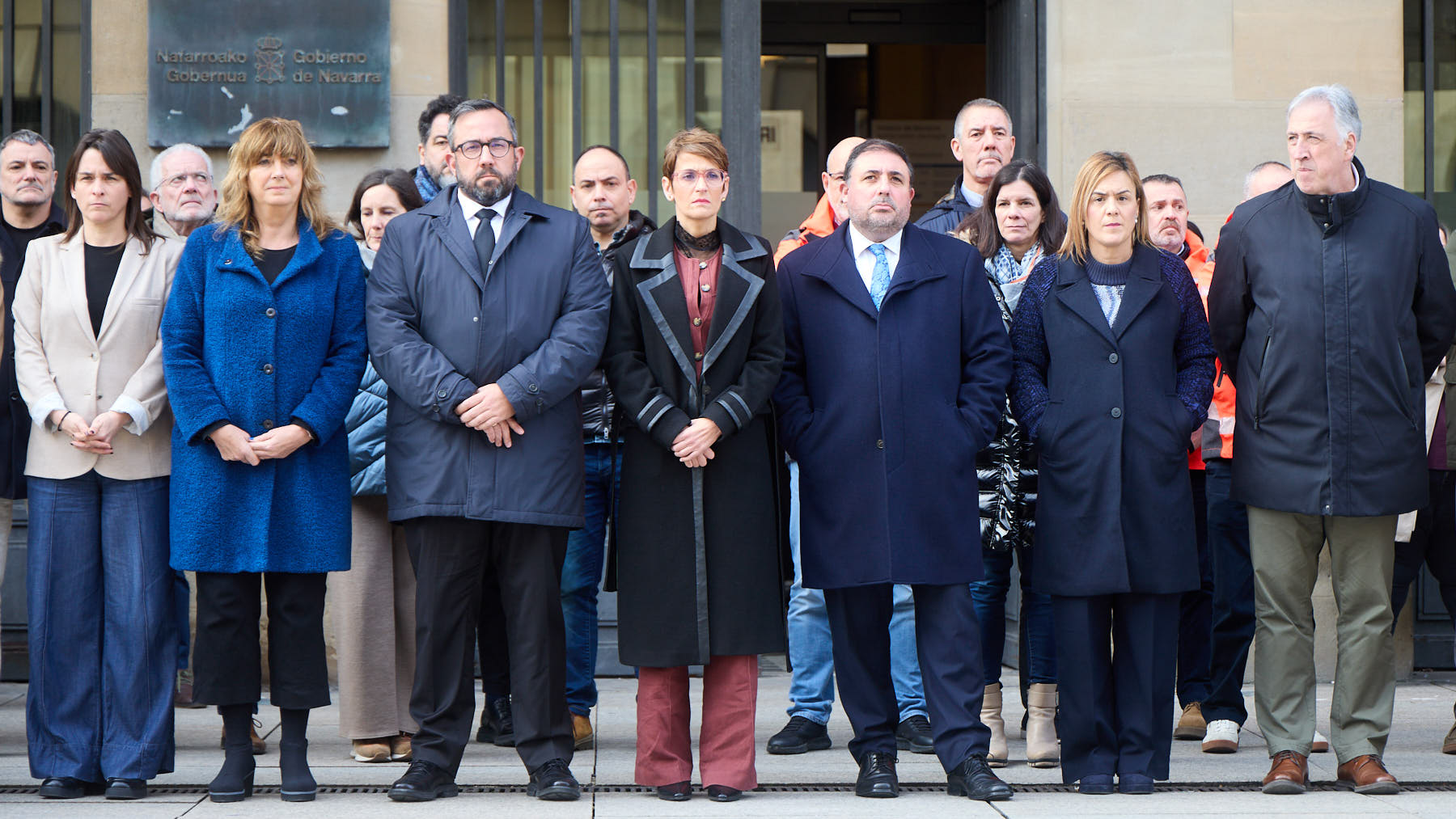 Concentración en las puertas del Palacio de Navarra en solidaridad con las víctimas del accidente ferroviario de Córdoba. IÑIGO ALZUGARAY