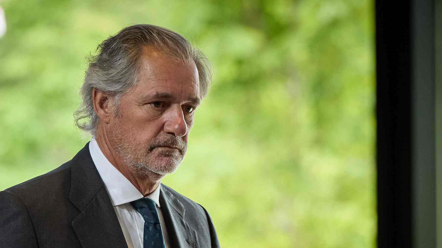 El presidente de Acciona planta al Parlamento de Navarra que ve 