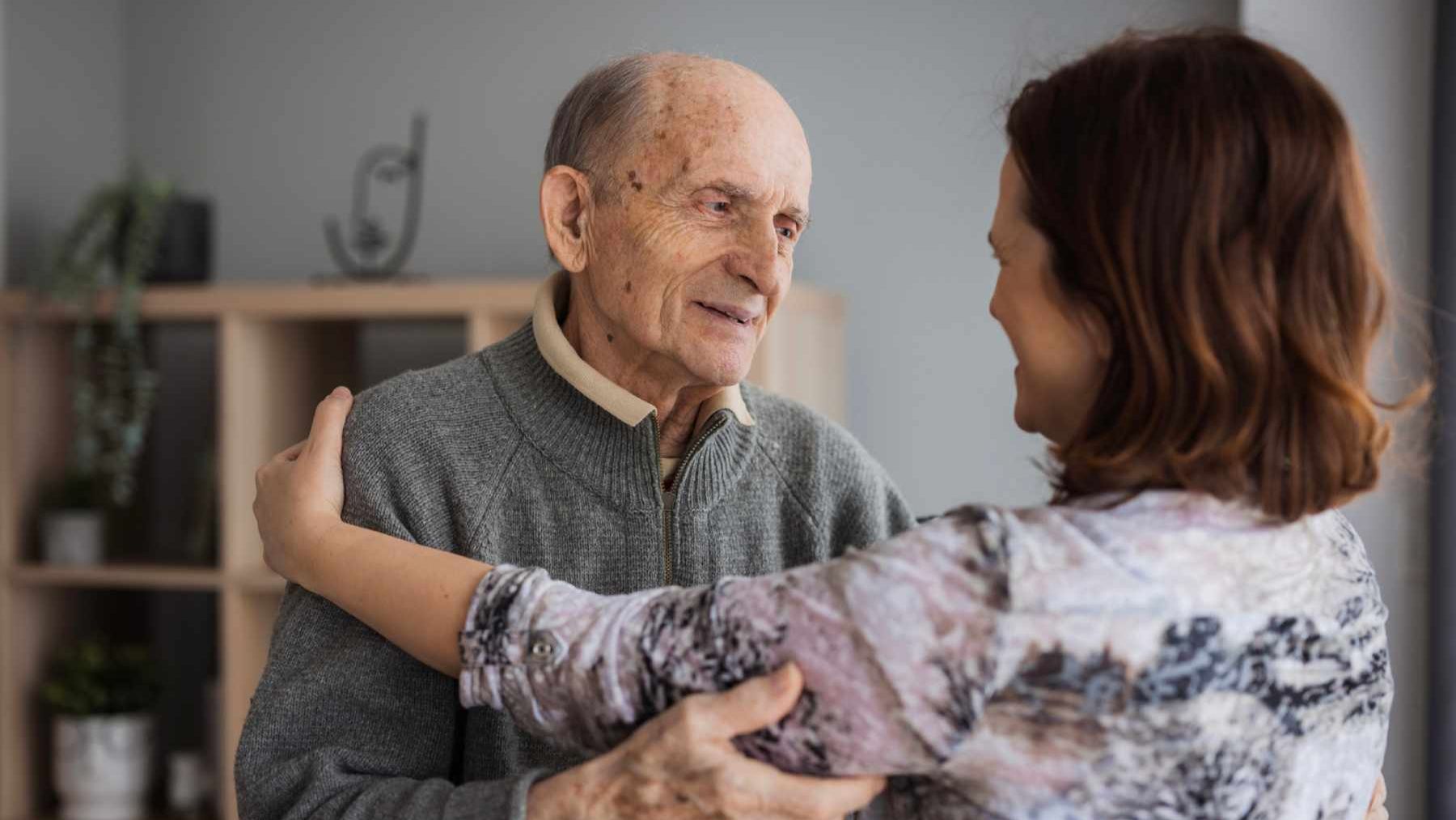 Un programa pionero de la navarra CINFA refuerza el bienestar emocional de quienes cuidan a personas con Alzheimer