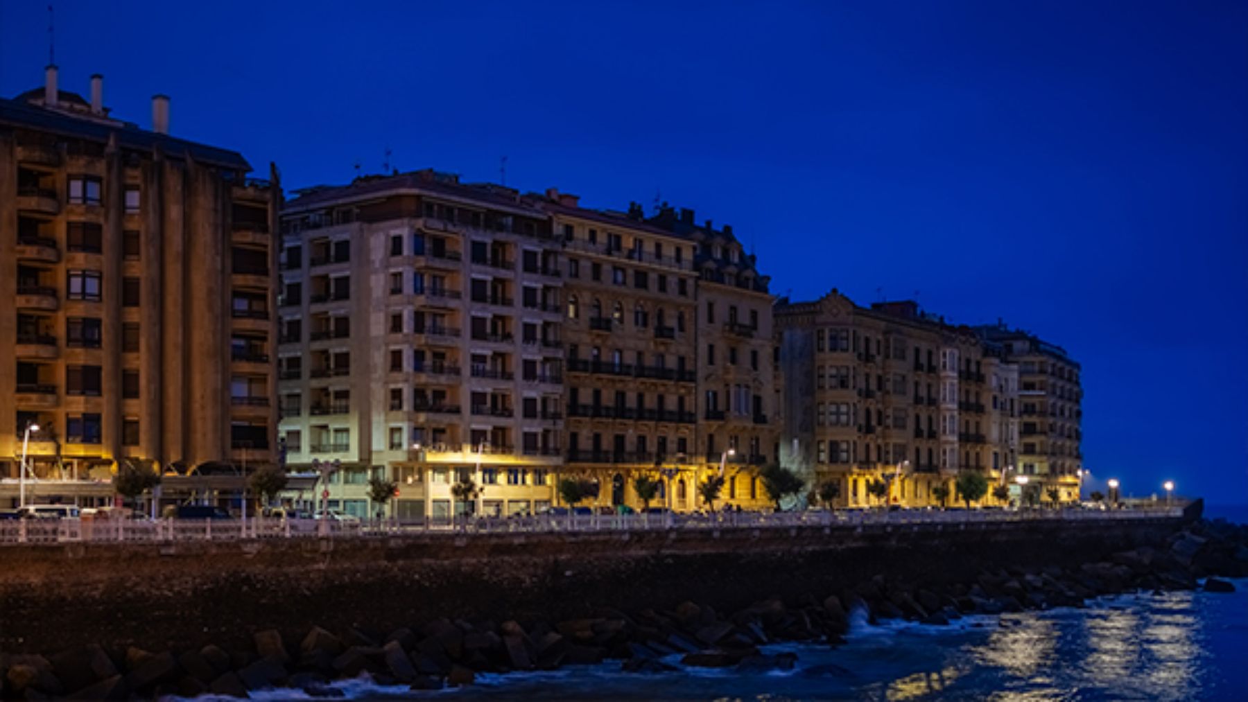 La empresa navarra que ha impulsado una nueva iluminación LED en el alumbrado público de San Sebastián