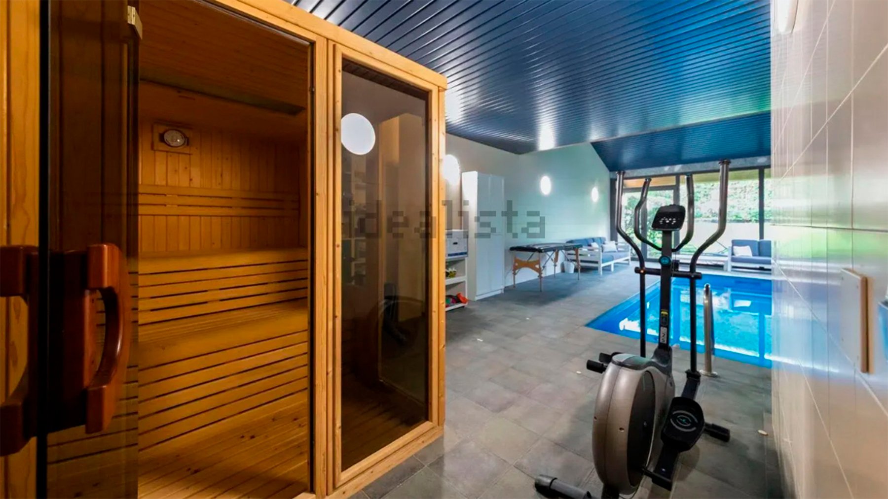 La casa de autor que se vende en la Comarca de Pamplona con piscina cubierta, sauna y un gran jardín