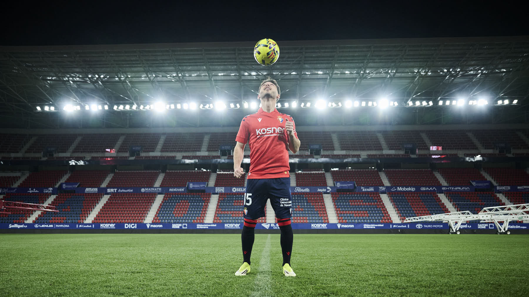 Osasuna presenta a su nuevo jugador Ra&uacute;l Moro. PABLO LASAOSA