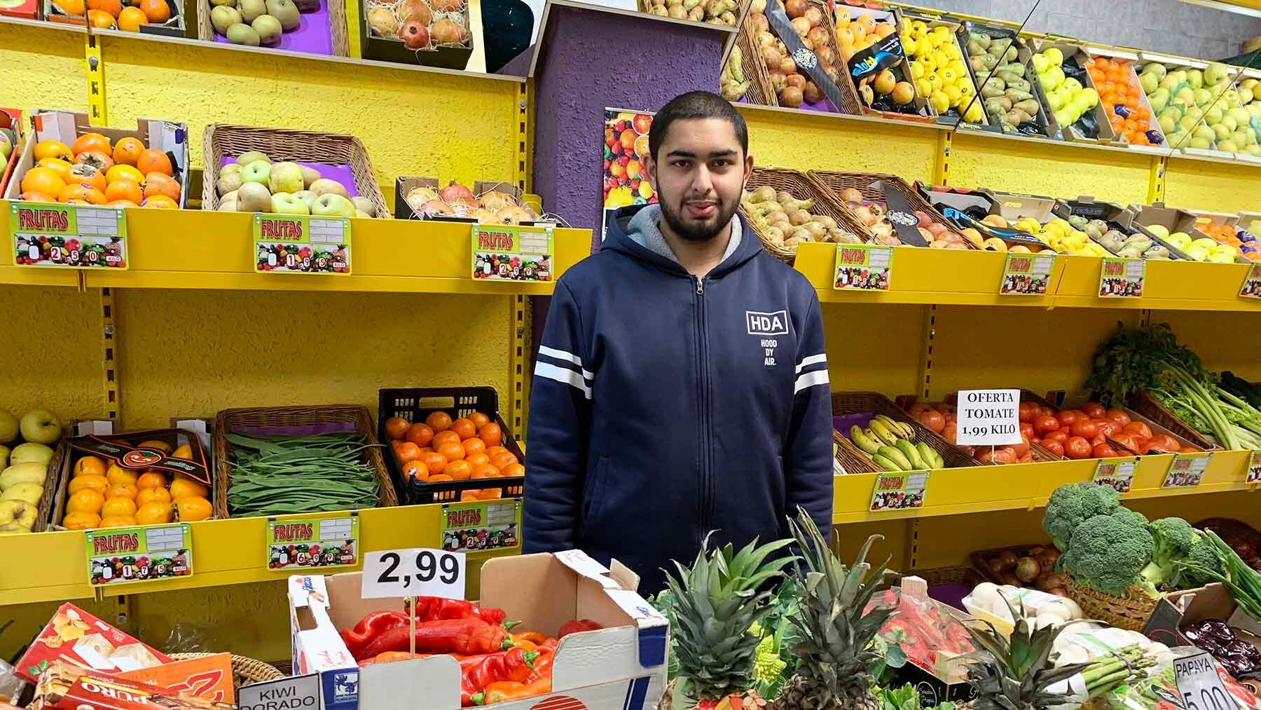 Conduce 140 kilómetros de carretera cada día para abrir su frutería en Pamplona: “No encuentro vivienda cerca”