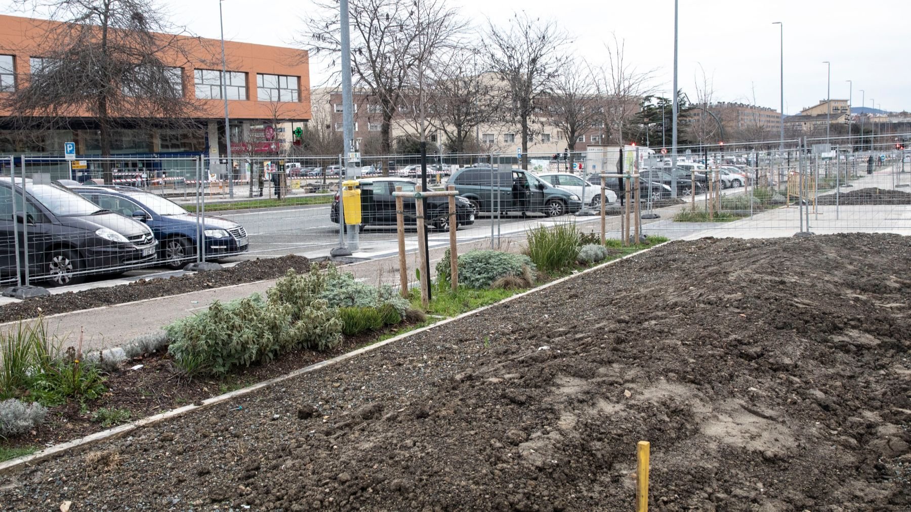 La avenida de Pamplona que estrena nuevos jardines para pasear: más árboles y espacios a la sombra