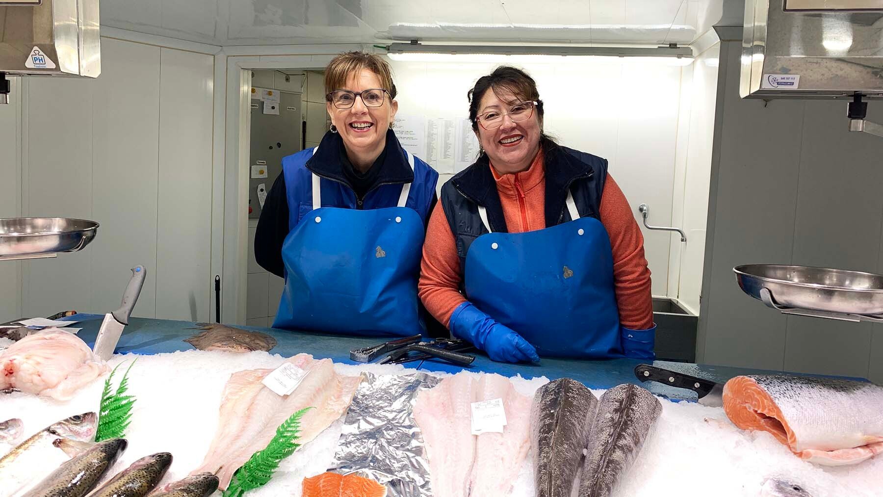 Marta, la navarra que cumple 40 años en su pescadería de Pamplona: “Me quiero jubilar aquí”