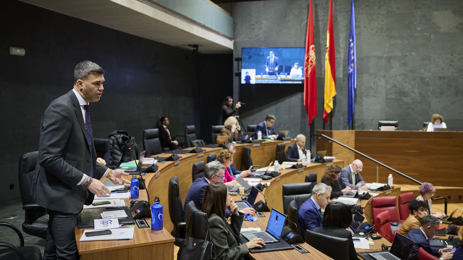 La regularización masiva de 10.000 inmigrantes en Navarra, a debate hoy en la sesión del Parlamento