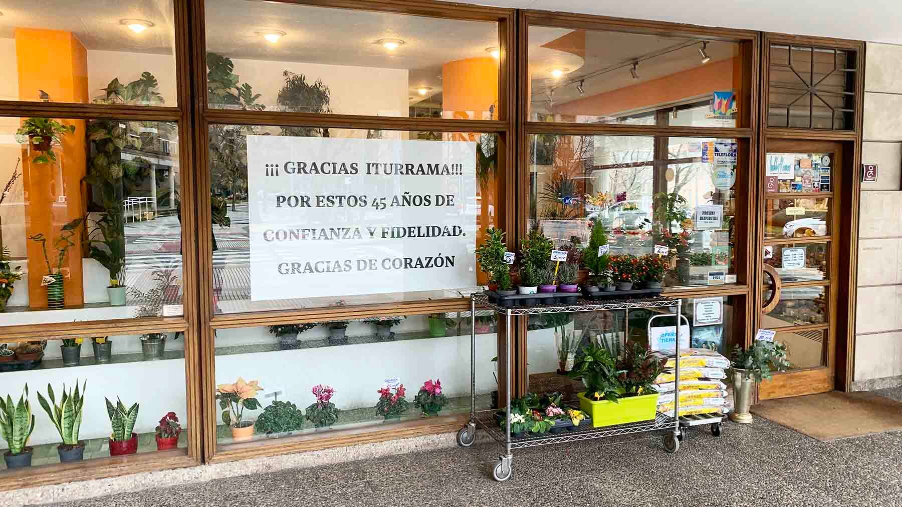 El emotivo cartel de Juan Pedro en su tienda en Pamplona: “Gracias de corazón por estos 45 años”