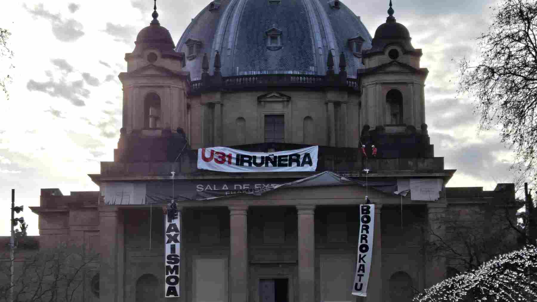 Cachorros proetarras cuelgan pancartas en el Monumento a los Caídos de Pamplona para llamar a una manifestación abertzale