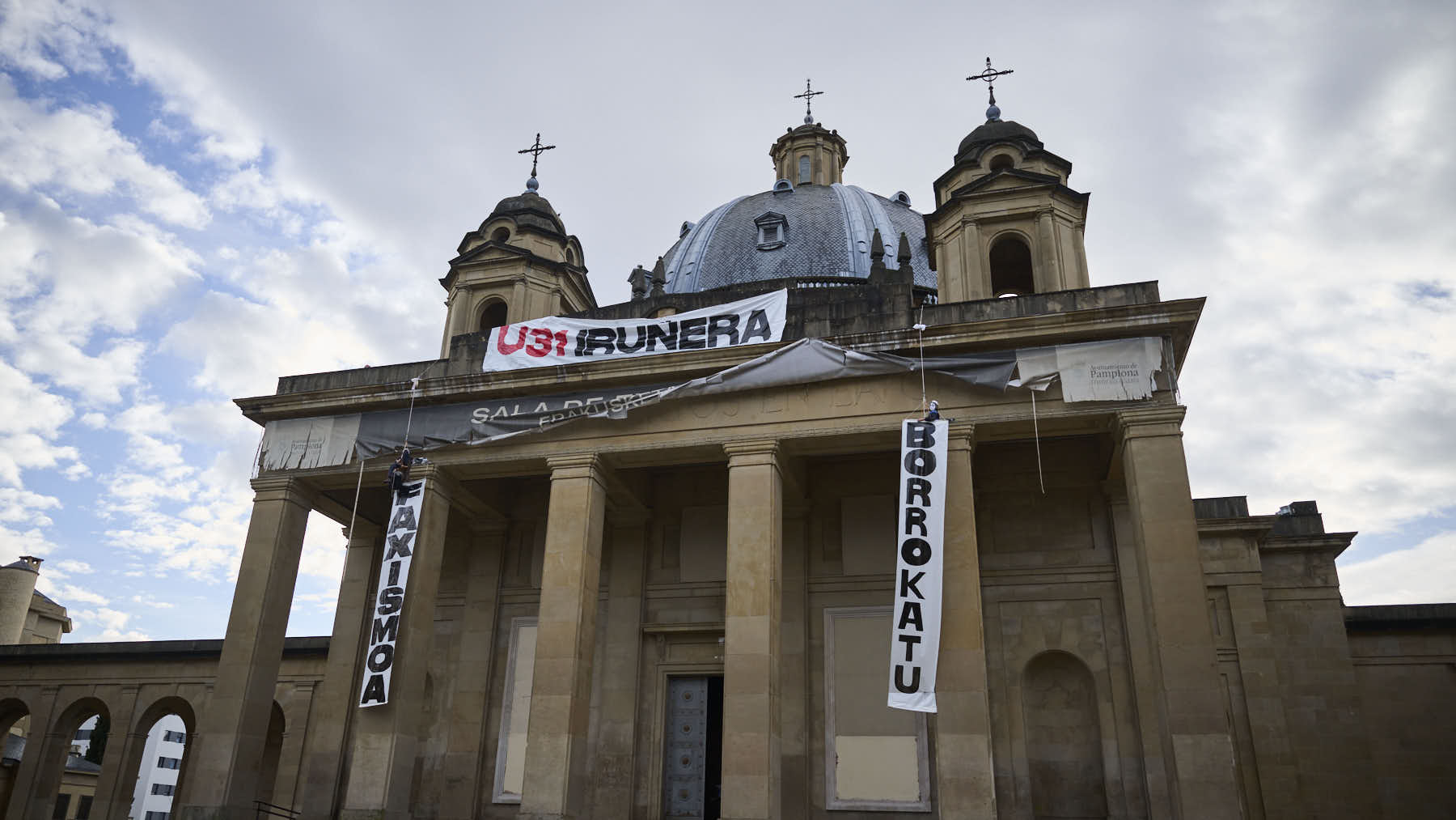 Cachorros proetarras cuelgan pancartas en el Monumento a los Caídos de Pamplona para llamar a una manifestación abertzale