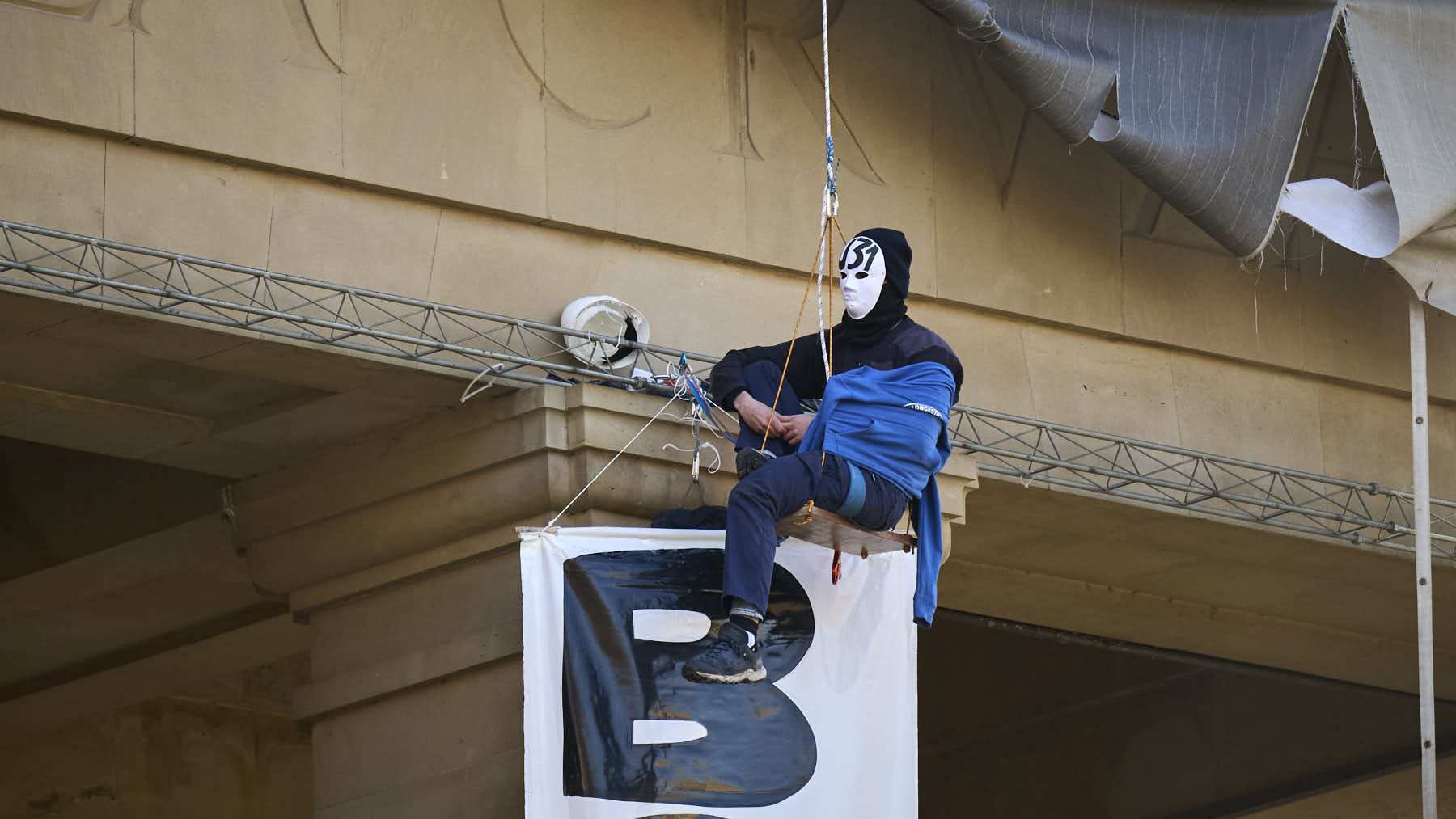 Los encapuchados proetarras siguen encaramados a los Caídos: la Policía Nacional les espera abajo para denunciarles