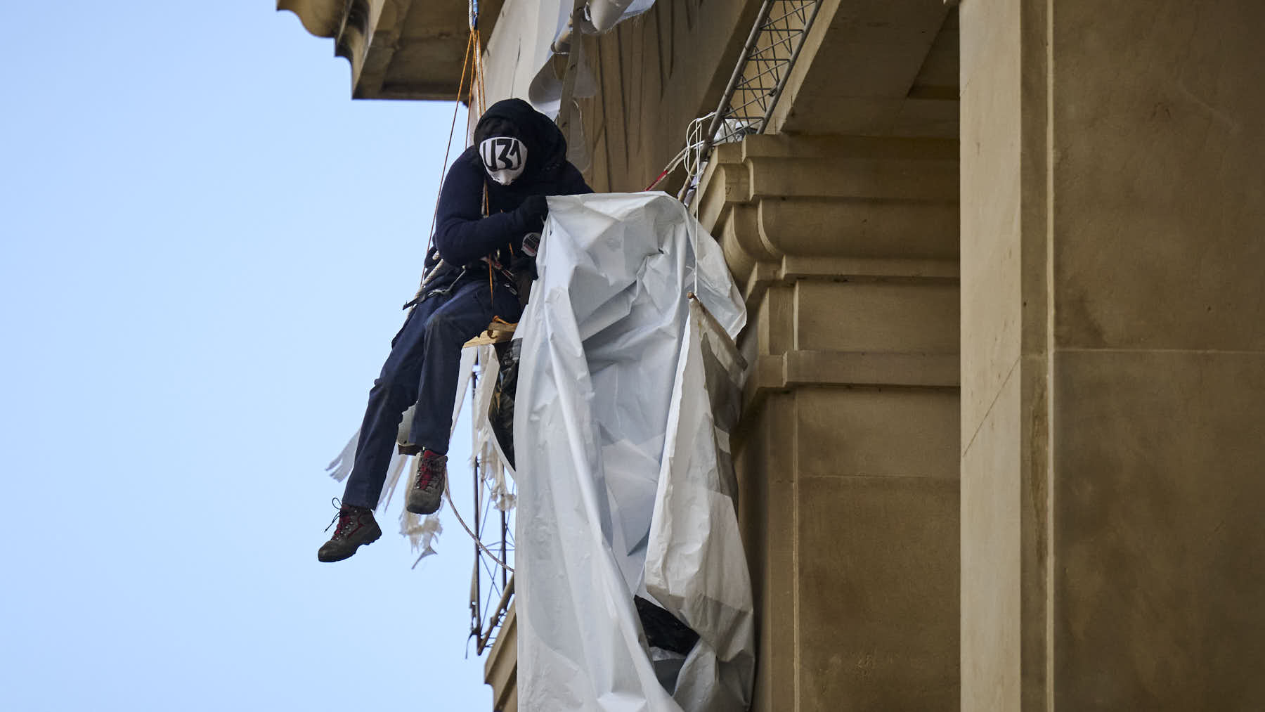 El Ayuntamiento de Asirón sólo pondrá una multa a los proetarras que se han colgado de los Caídos