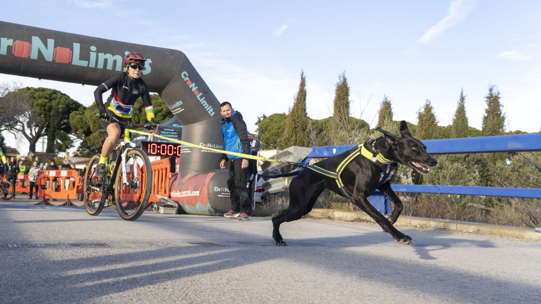 El estreno del CaniCross en un pueblo de Navarra reúne a medio centenar de participantes y sus perros