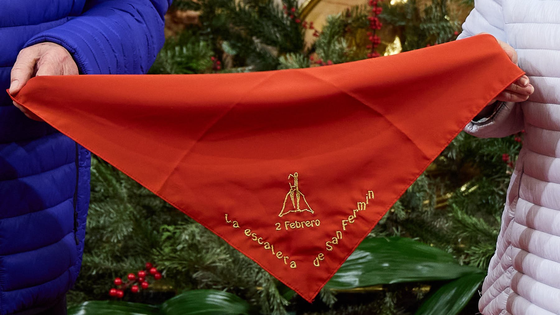 Las manos que en silencio bordan a San Fermín: el emotivo homenaje de la Misa de la Escalera