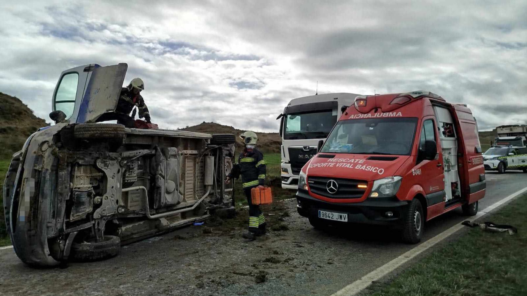 Un peligroso vuelco de furgoneta en una carretera de Navarra deja herido a un hombre de 73 años
