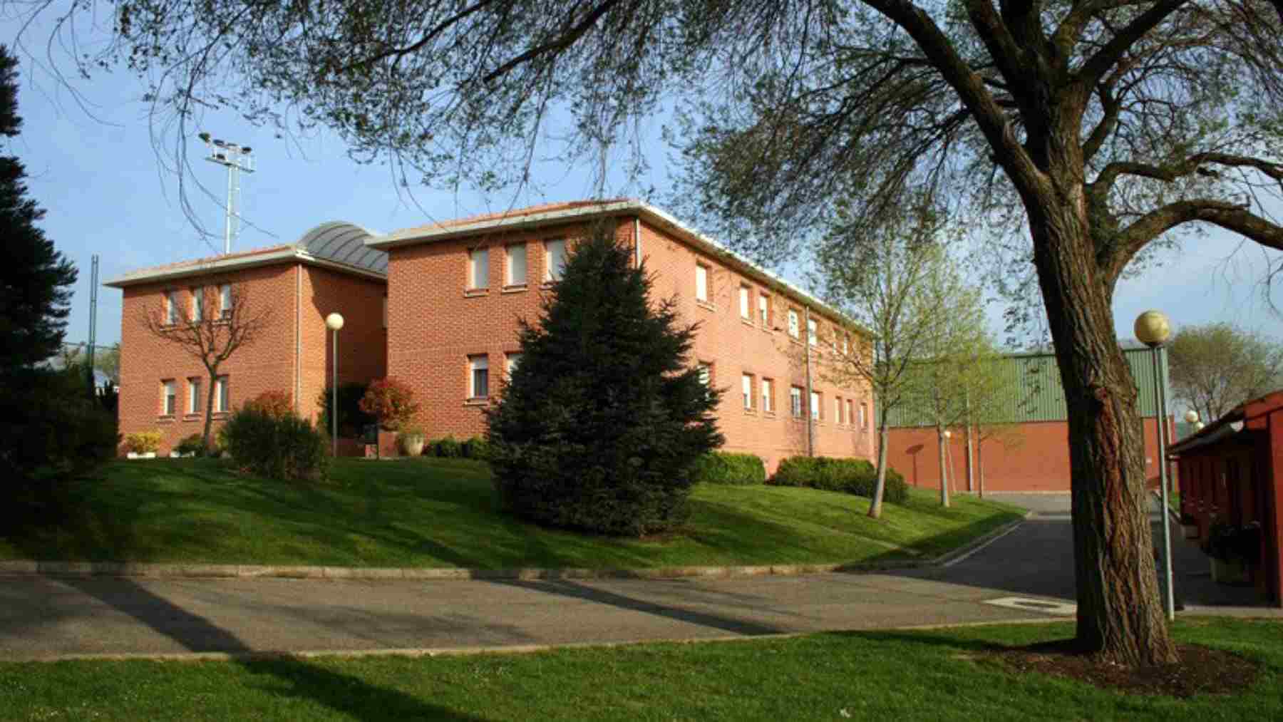 Inquietud entre los padres del colegio vinculado al COA tras la agresión sexual a un menor: “No nos han informado de nada”