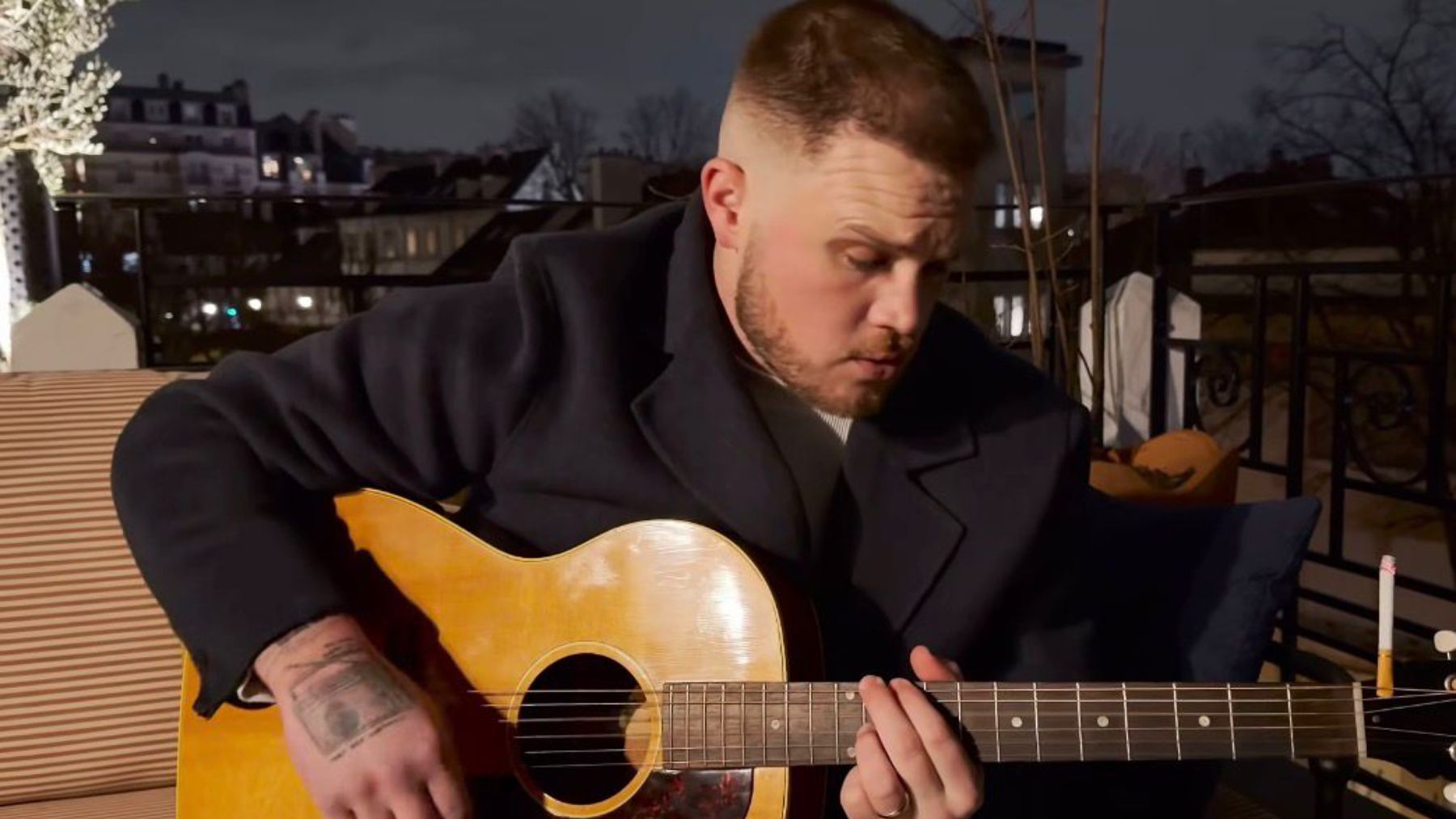 El cantautor estadounidense que vuelve a mirar a Pamplona y menciona los encierros de San Fermín en su nueva canción