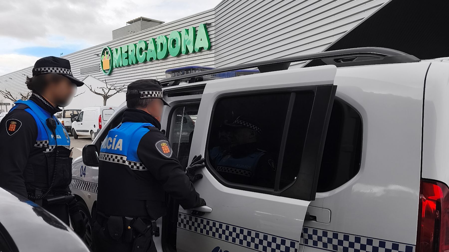 Detenido en el supermercado de una localidad navarra: conducía sin carné y se hizo pasar por su hermano