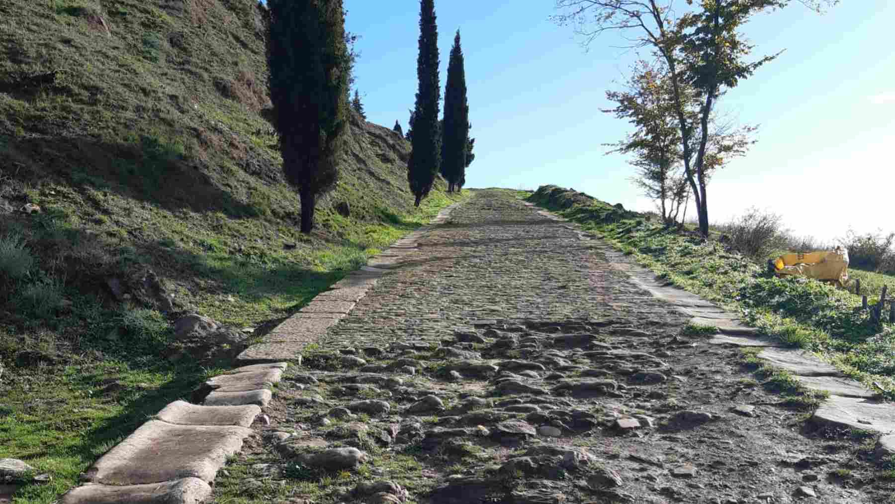 El pueblo de Navarra que presume de una de las calzadas romanas más bonitas de España