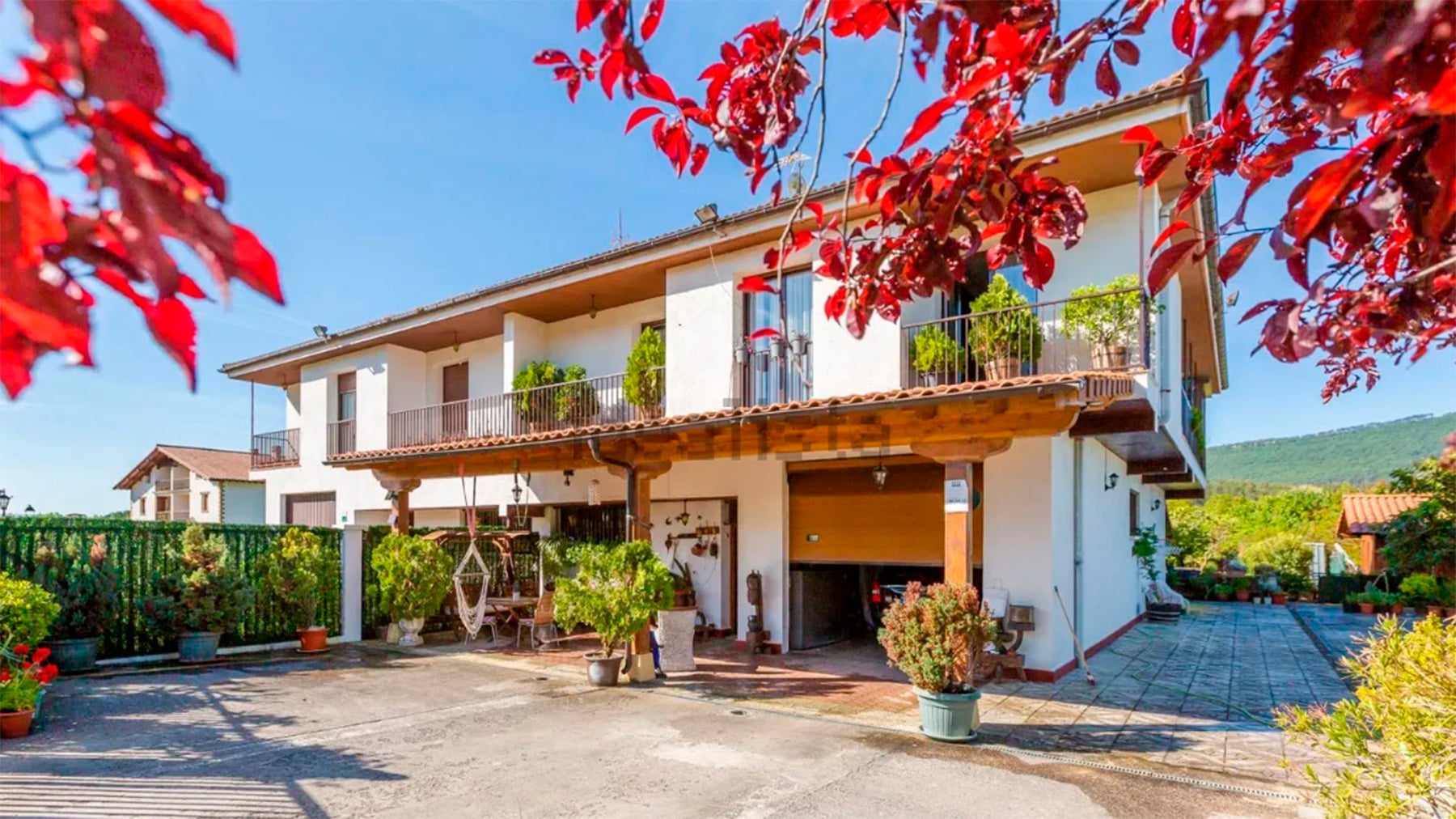 La casa de ensueño que se vende a muy pocos minutos de Pamplona y tiene dos piscinas