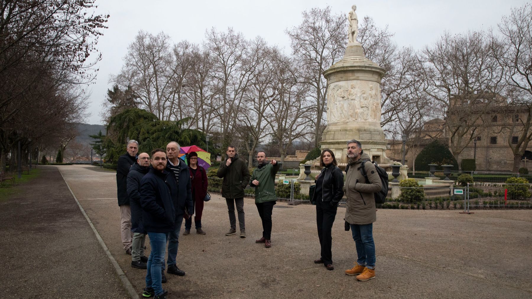 Asiron se va de excursión y visita las estatuas desterradas de Sarasate en su nueva ubicación