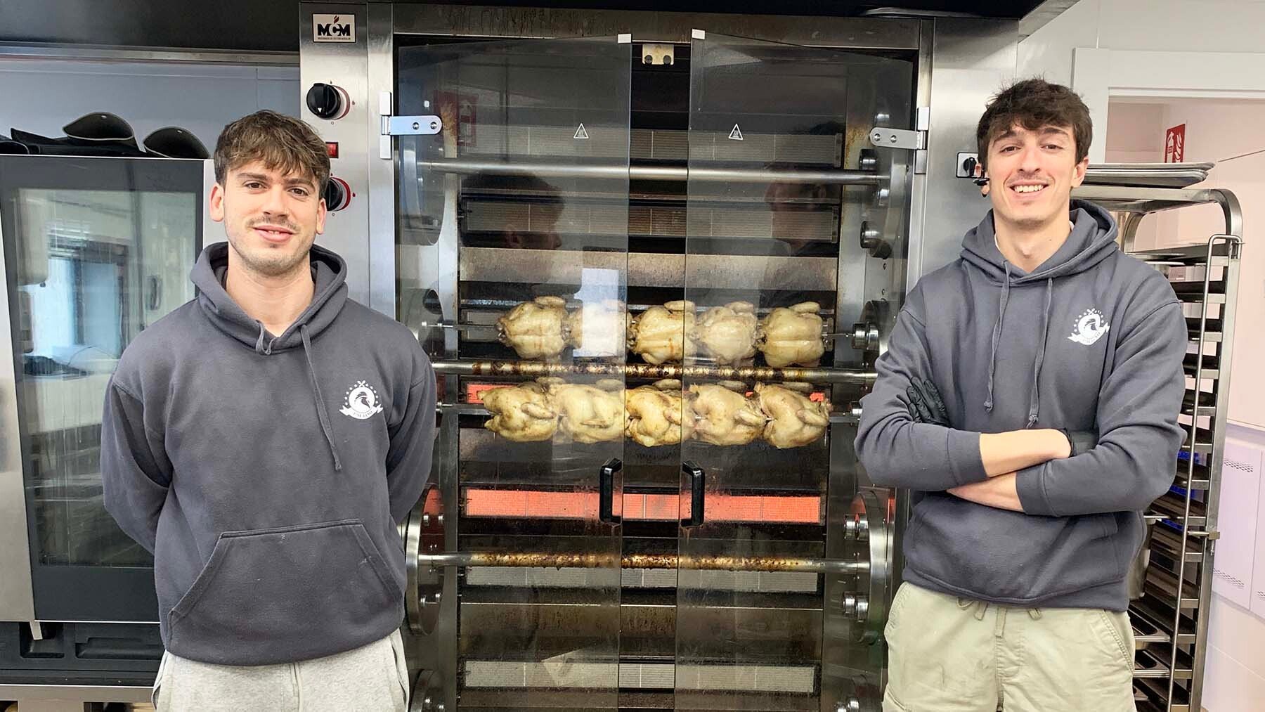 Los jóvenes navarros que abren con éxito en Pamplona un segundo local de venta de pollo asado