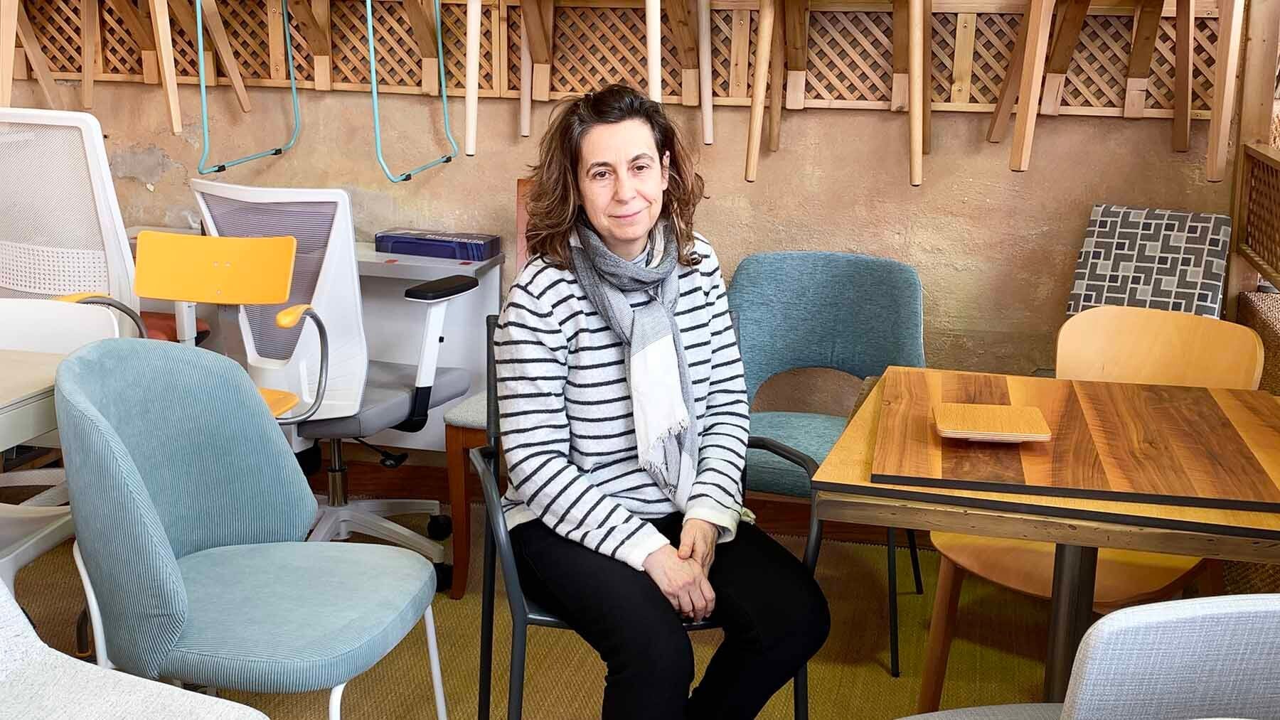 Elena, 30 años en su tienda de mesas y sillas en Pamplona: 