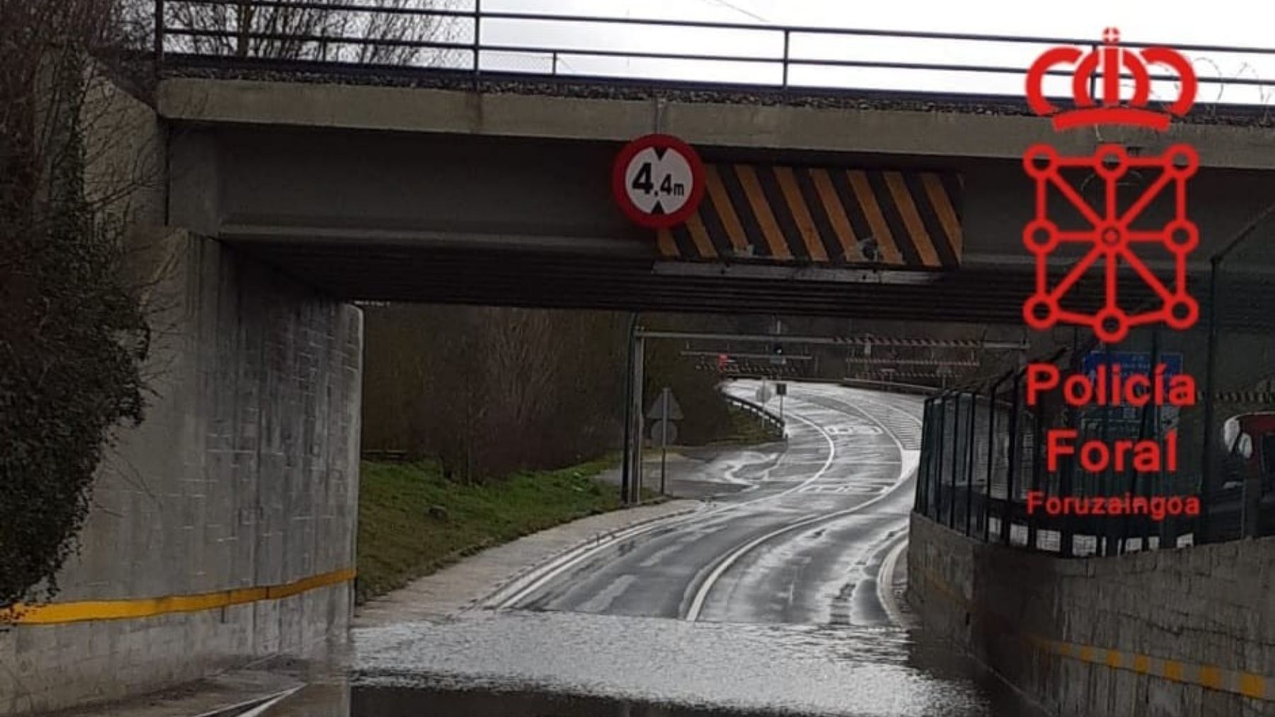 Máxima precaución: el aumento del caudal del Arga en Pamplona obliga a cerrar un tramo de la NA-130