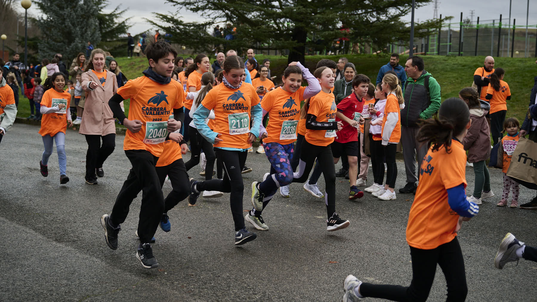 Miles de pasos, una sola causa: 2.400 personas se vuelcan en la carrera solidaria que ya es tradición en Navarra