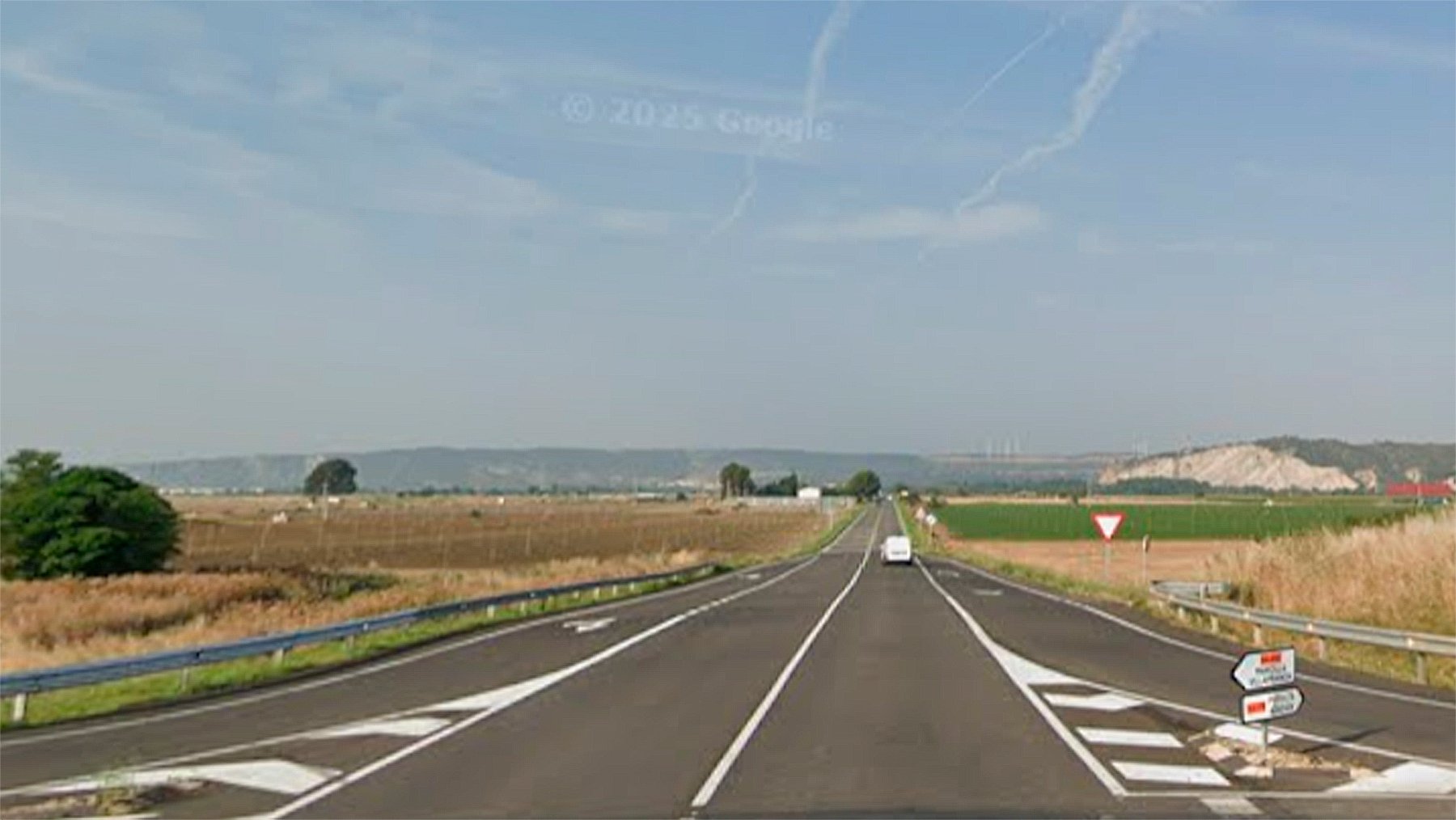 Grave accidente en Navarra: un coche choca contra un camión y la carretera queda cortada
