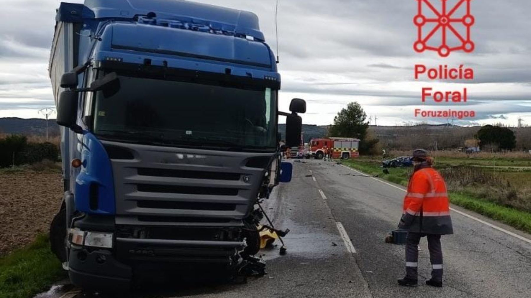 Muere un hombre de 49 años tras chocar su turismo con un camión en una carretera de Navarra