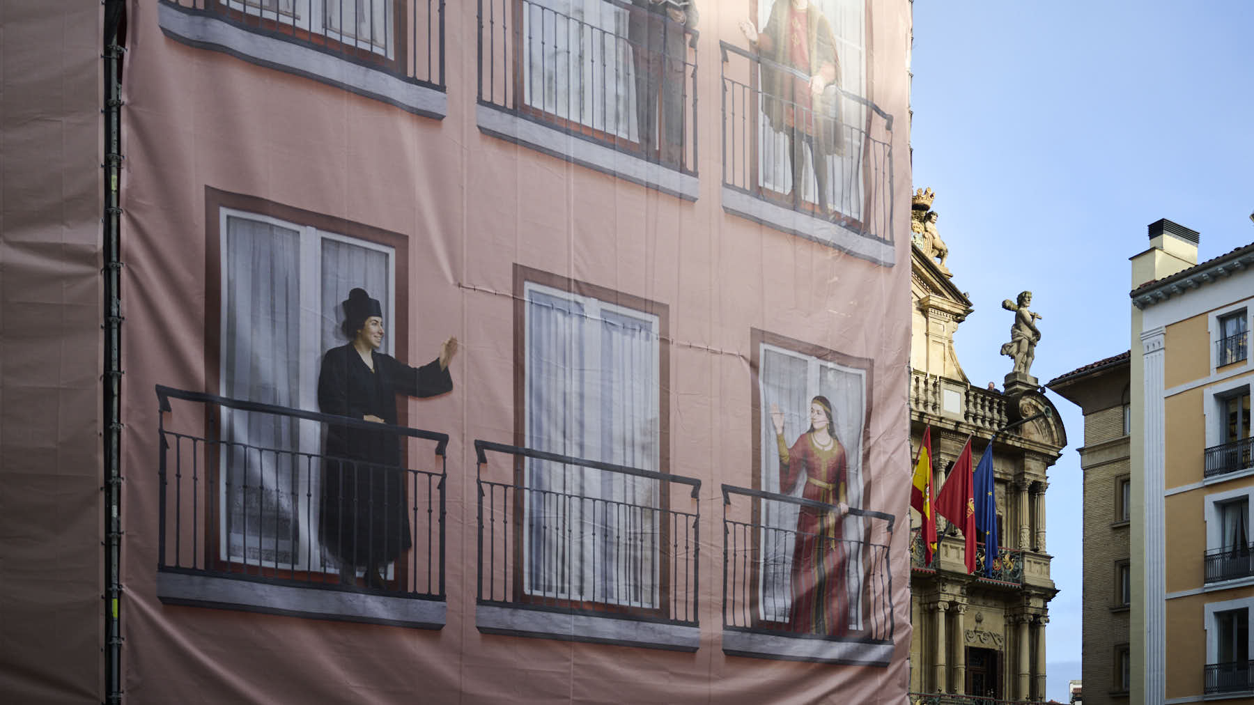 El emblemático edificio de Pamplona que enseña su nueva fachada y cambia por completo su imagen