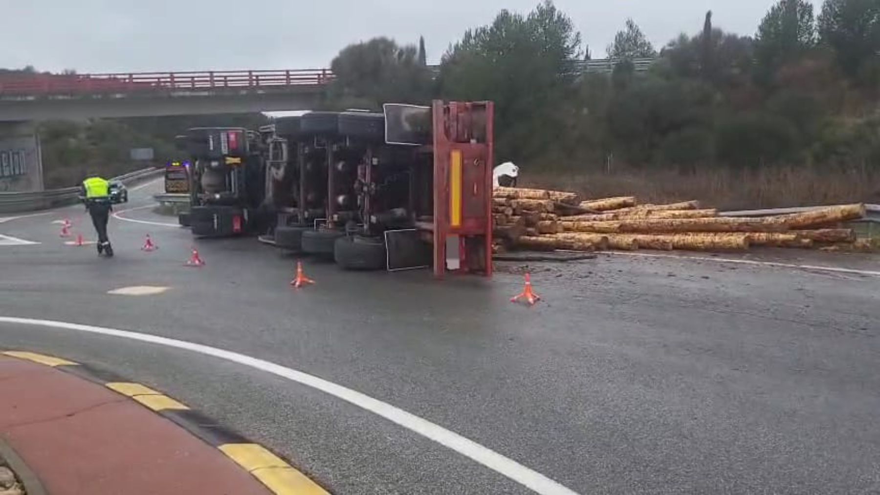 Imagen del camión volcado en Lodosa. GUARDIA CIVIL