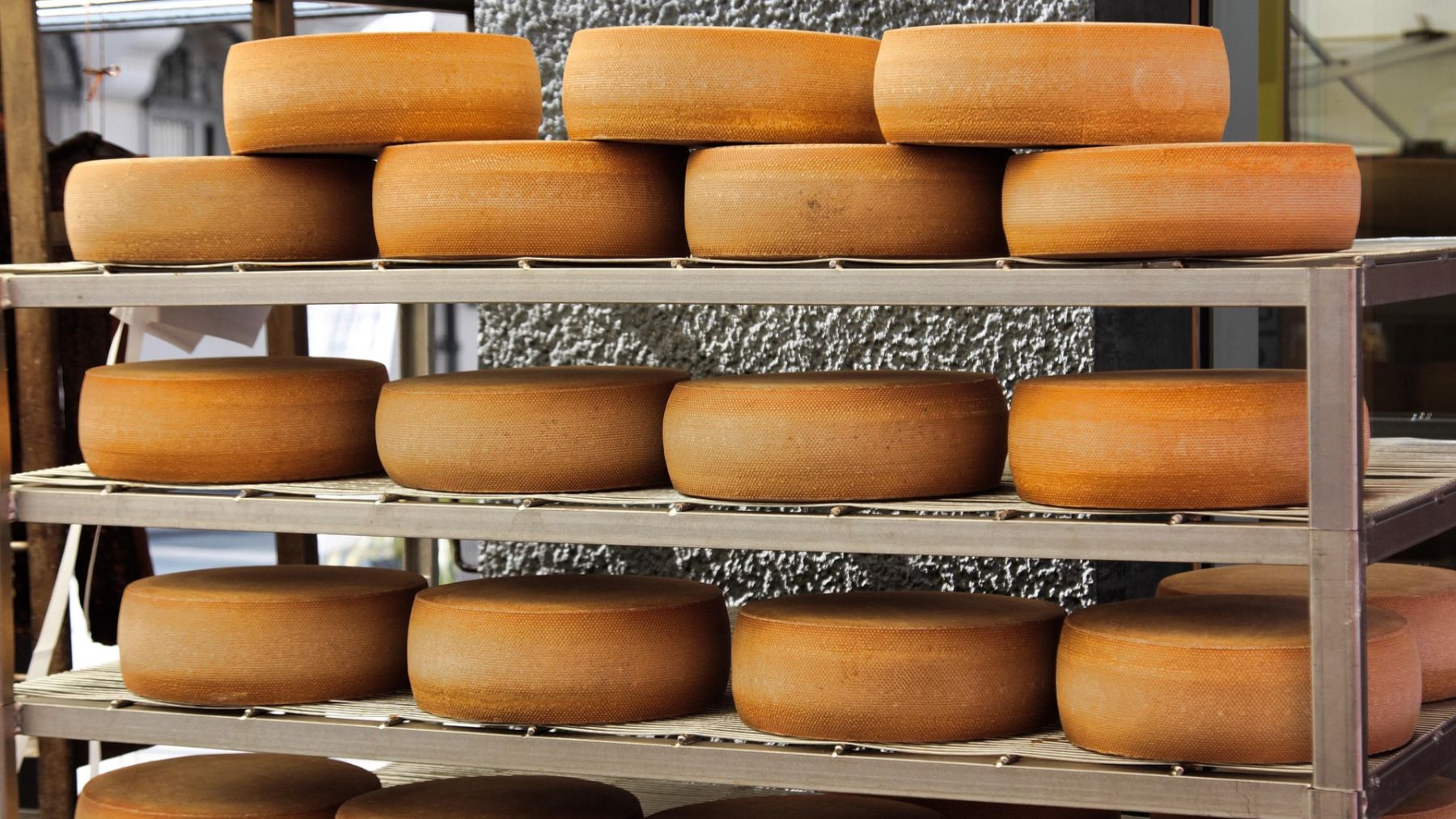 La Guardia Civil interviene 325 quesos en Navarra tras parar un camión en un control rutinario