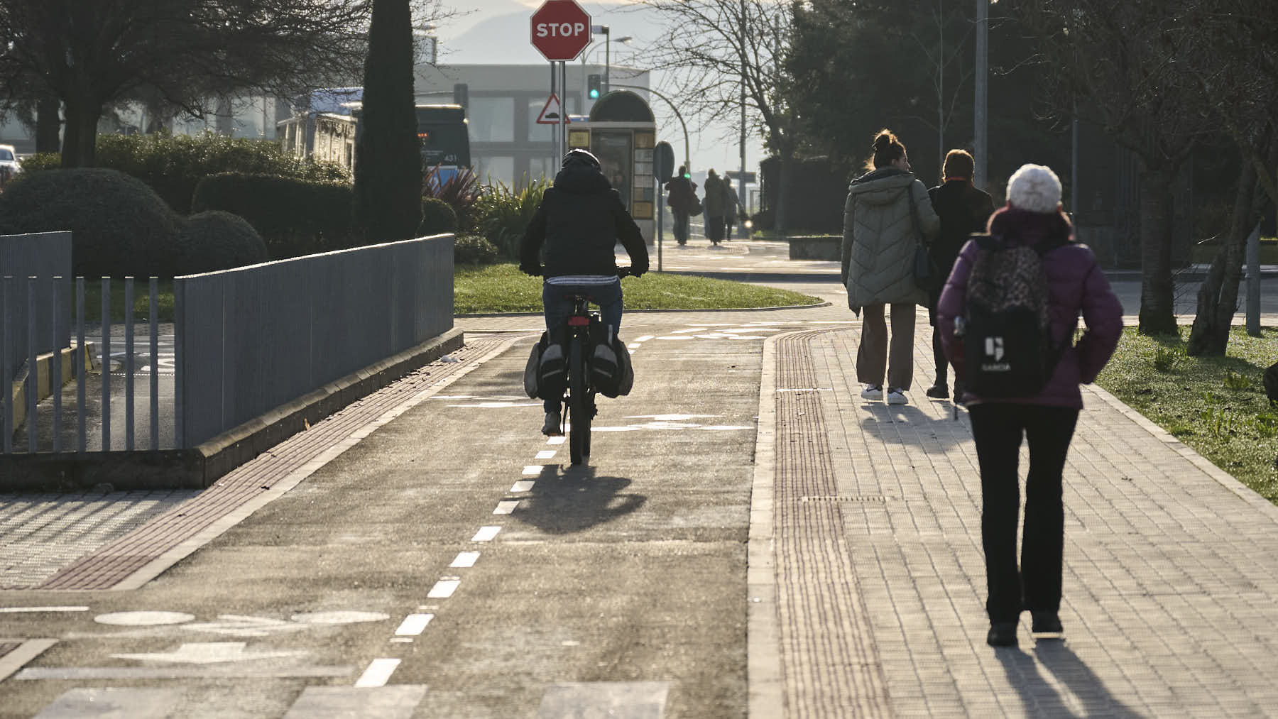 La Gerencia y la Comisi&oacute;n de Urbanismo visita las obras del carril bici y de mejoras medioambientales en la calle Irunlarrea, en el tramo comprendido entre las avenidas de P&iacute;o XII y Bara&ntilde;&aacute;in. PABLO LASAOSA