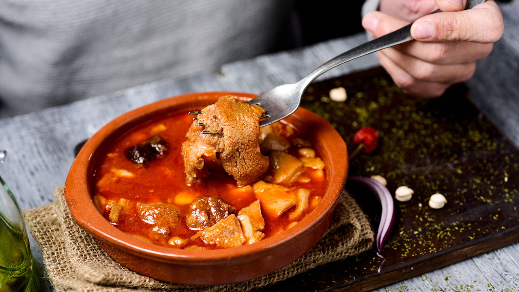 Callos, carrilleras y manitas: la ruta en Navarra que te traslada a la cocina de tu abuela