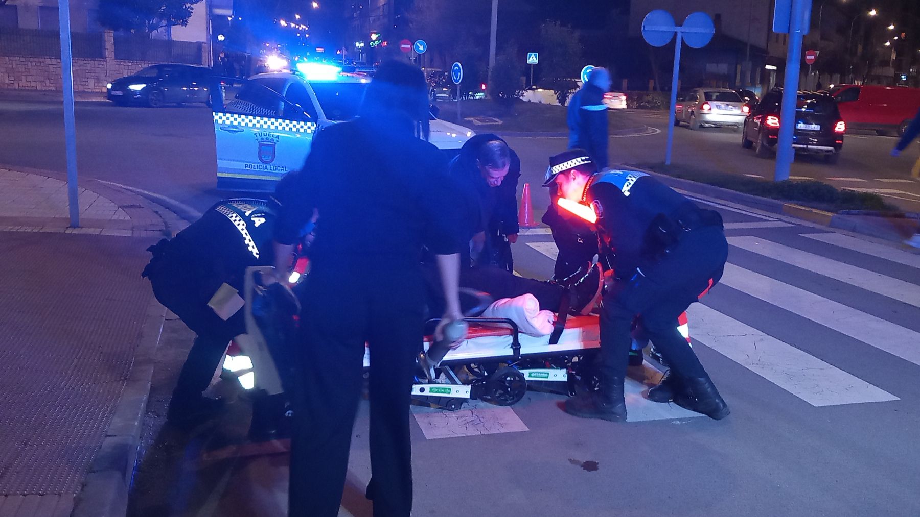 Un motorista herido tras caer por evitar atropellar a un ciclista en una localidad navarra: se cruzó por donde no debía