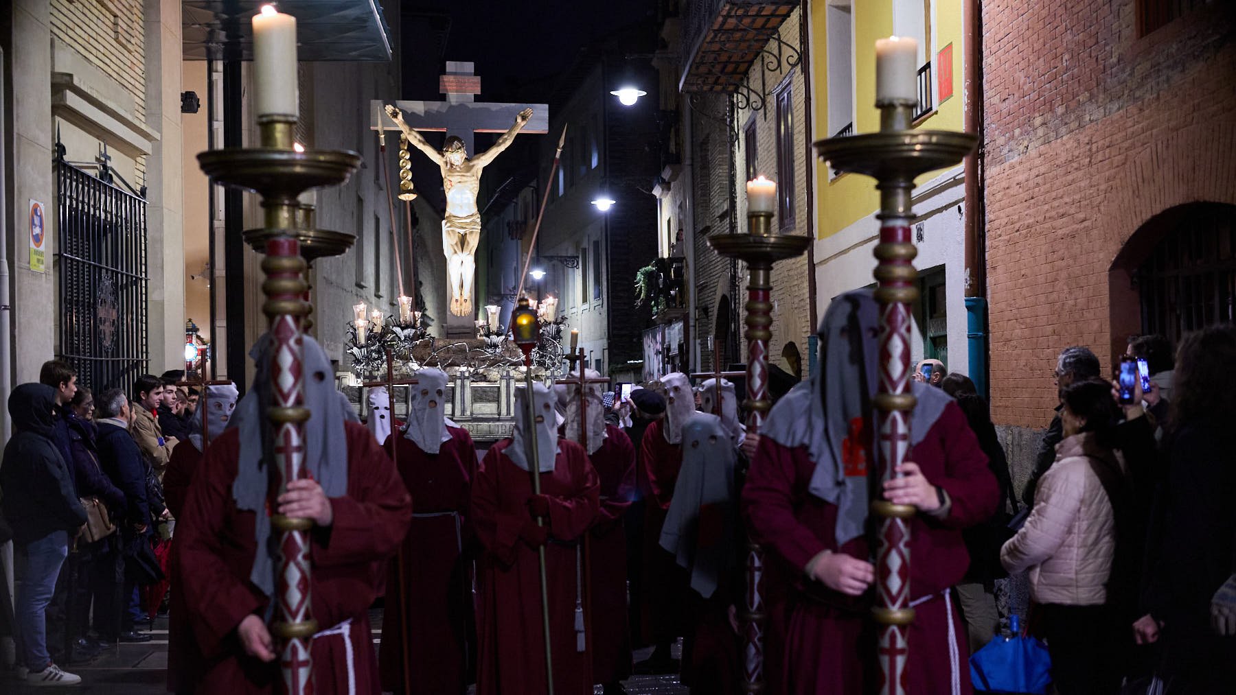 Traslado del paso del Cristo Alzado a la Catedral de Pamplona a cargo de la Hermandad de la Pasi&oacute;n del Se&ntilde;or como motivo del comienzo de la Cuaresma en el Mi&eacute;rcoles de Ceniza de 2026. I&Ntilde;IGO ALZUGARAY