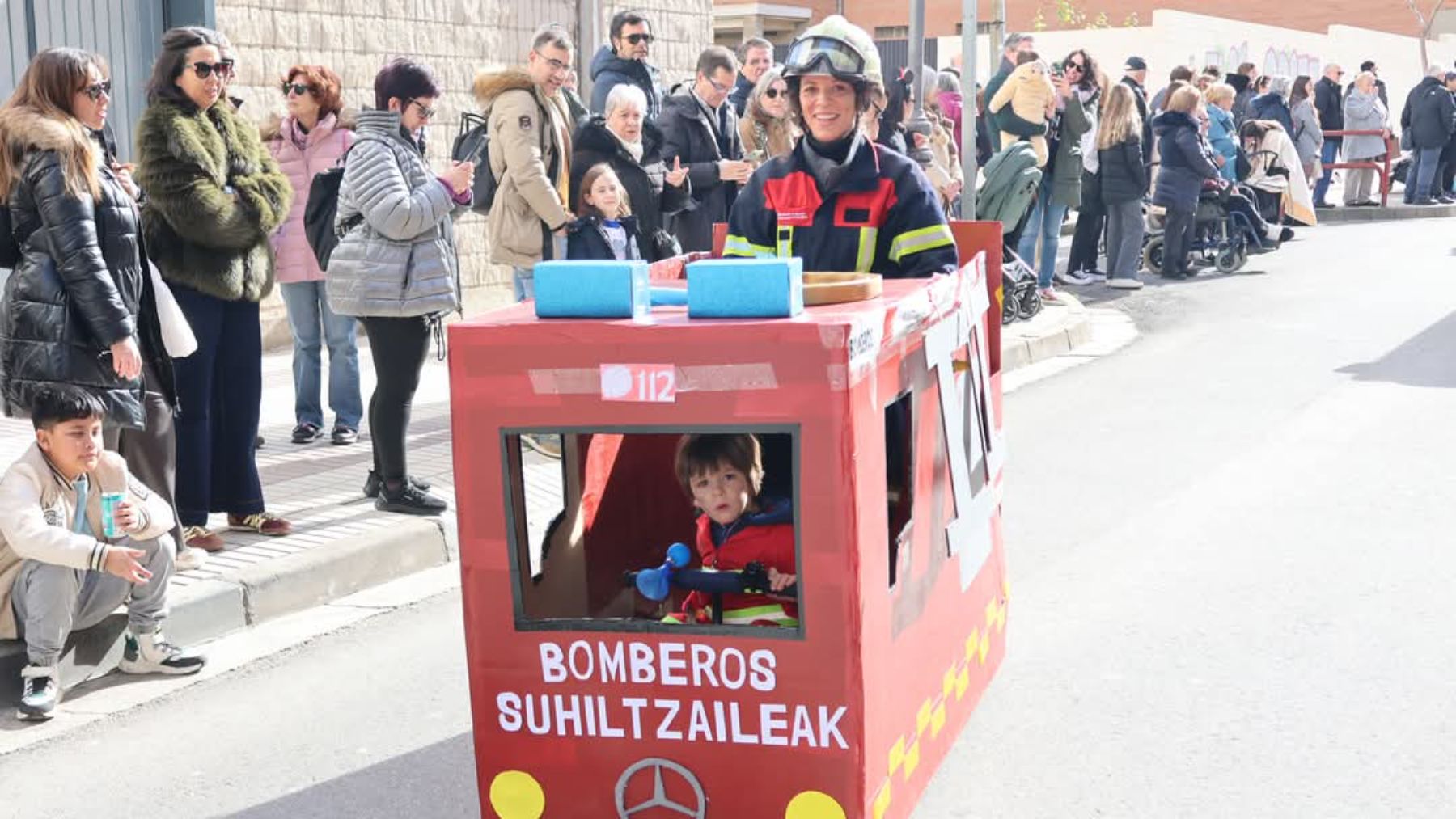 Disfraces premiados en el Carnaval de Tudela. Premio especial del jurado Bomberos Ander Santesteban y Marta Pérez